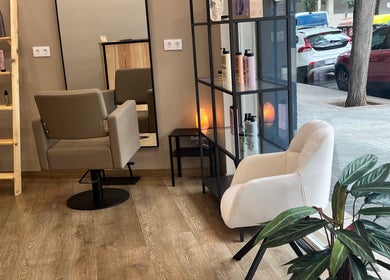 Interior acogedor del SV Saray Valdivia Beauty Hair Studio en Sabadell, Catalunya, ES, mostrando sillas y productos.