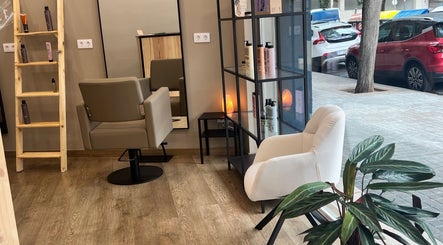 Interior acogedor del SV Saray Valdivia Beauty Hair Studio en Sabadell, Catalunya, ES, mostrando sillas y productos.