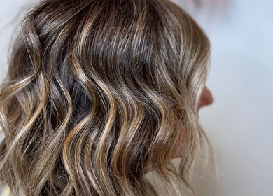 Cabello ondulado y brillante en SV Saray Valdivia Beauty Hair Studio, Sabadell, Catalunya, ES.