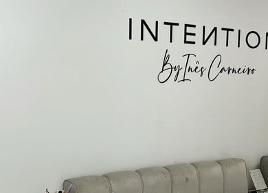 Interior acolhedor do Studio Maye Miranda Aveiro, com sofá elegante. Localizado em Aveiro, Aveiro, PT.