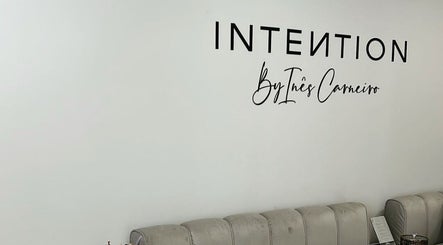 Interior acolhedor do Studio Maye Miranda Aveiro, com sofá elegante. Localizado em Aveiro, Aveiro, PT.