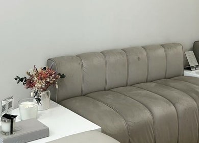 Sofá cinza elegante em Maye Miranda - Aveiro, um oásis de bem-estar em Aveiro, Aveiro, PT.