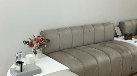 Sofá cinza elegante em Maye Miranda - Aveiro, um oásis de bem-estar em Aveiro, Aveiro, PT.