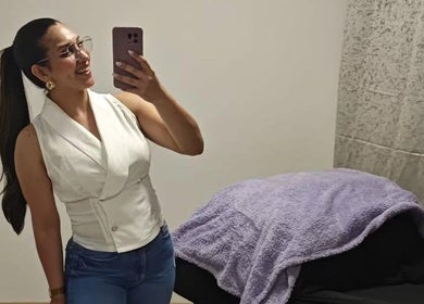 Profissional em Maye Miranda - Aveiro tirando selfie em sala de atendimento, Aveiro, Aveiro, PT.