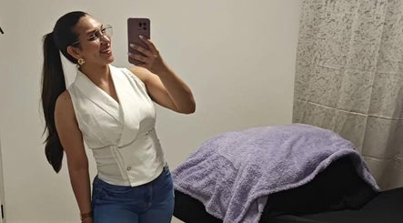 Profissional em Maye Miranda - Aveiro tirando selfie em sala de atendimento, Aveiro, Aveiro, PT.