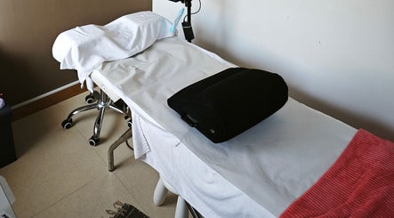 Mesa de tratamento no Maye Miranda - Cantanhede, Coimbra, PT, pronta para sessão de bem-estar.