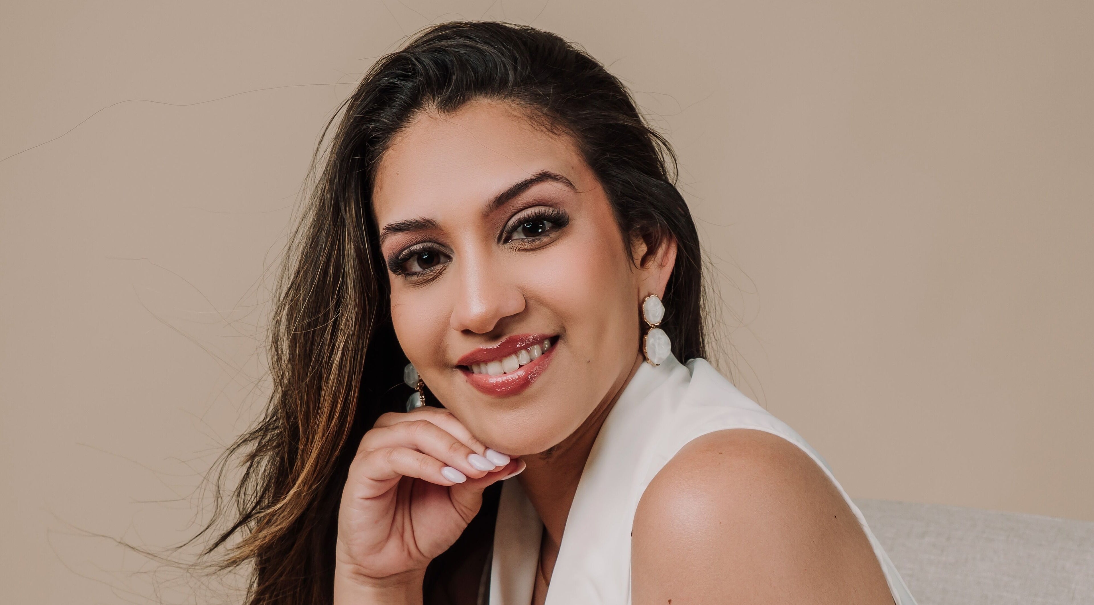 Cliente sorrindo no Maye Miranda - Calvão, Aveiro, PT, destacando beleza e bem-estar.