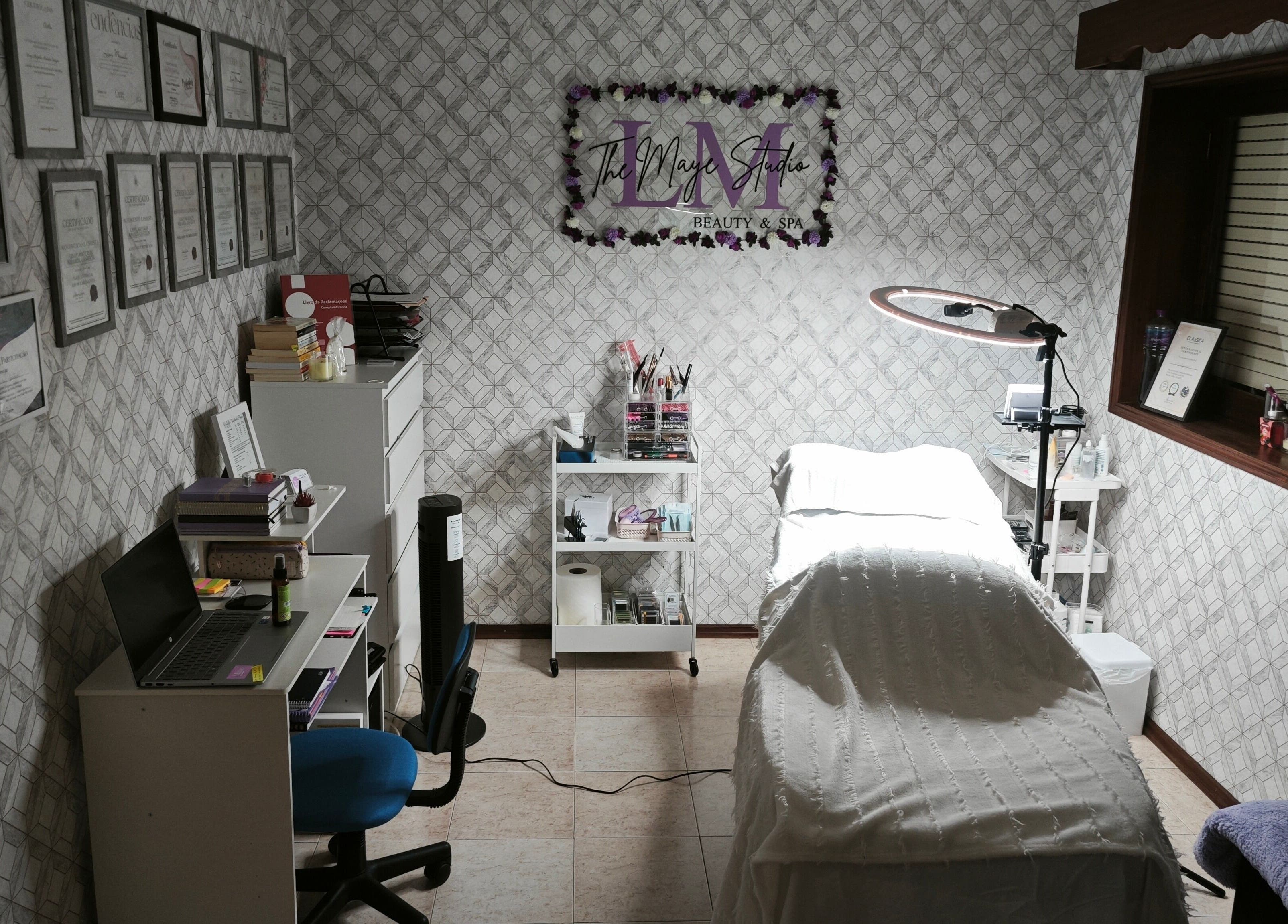 Sala de tratamentos no Maye Miranda - Calvão, localizada em Calvão, Aveiro, PT, com decoração profissional.