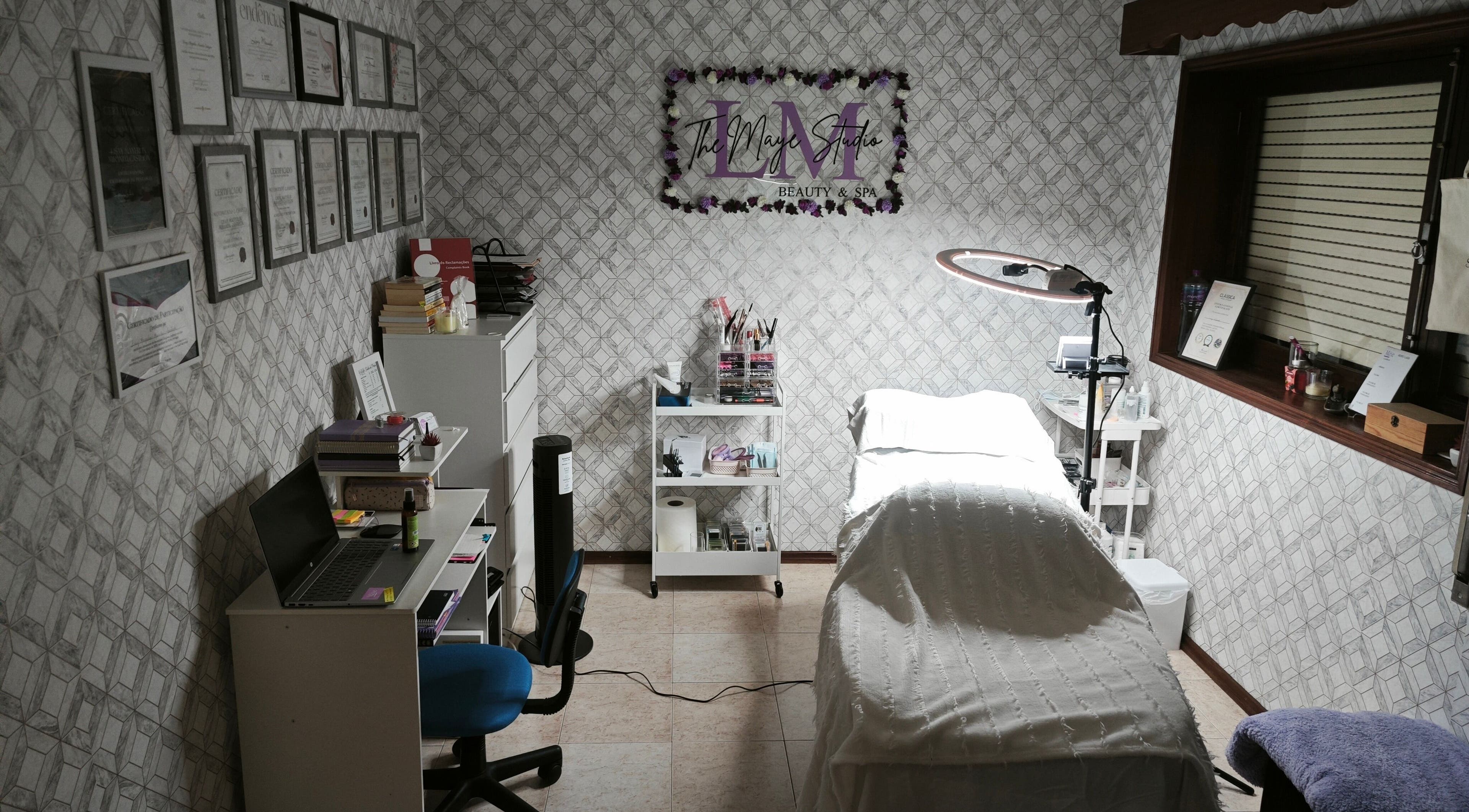 Sala de tratamentos no Maye Miranda - Calvão, localizada em Calvão, Aveiro, PT, com decoração profissional.