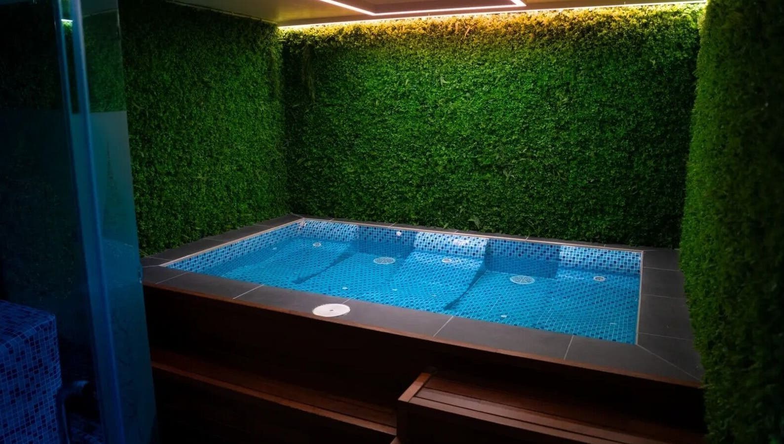 Relaxing indoor pool at Spartan Fitness & Spa District, al janabiyah, Al-muḥāfaẓat Aš-šamālīyah, BH.