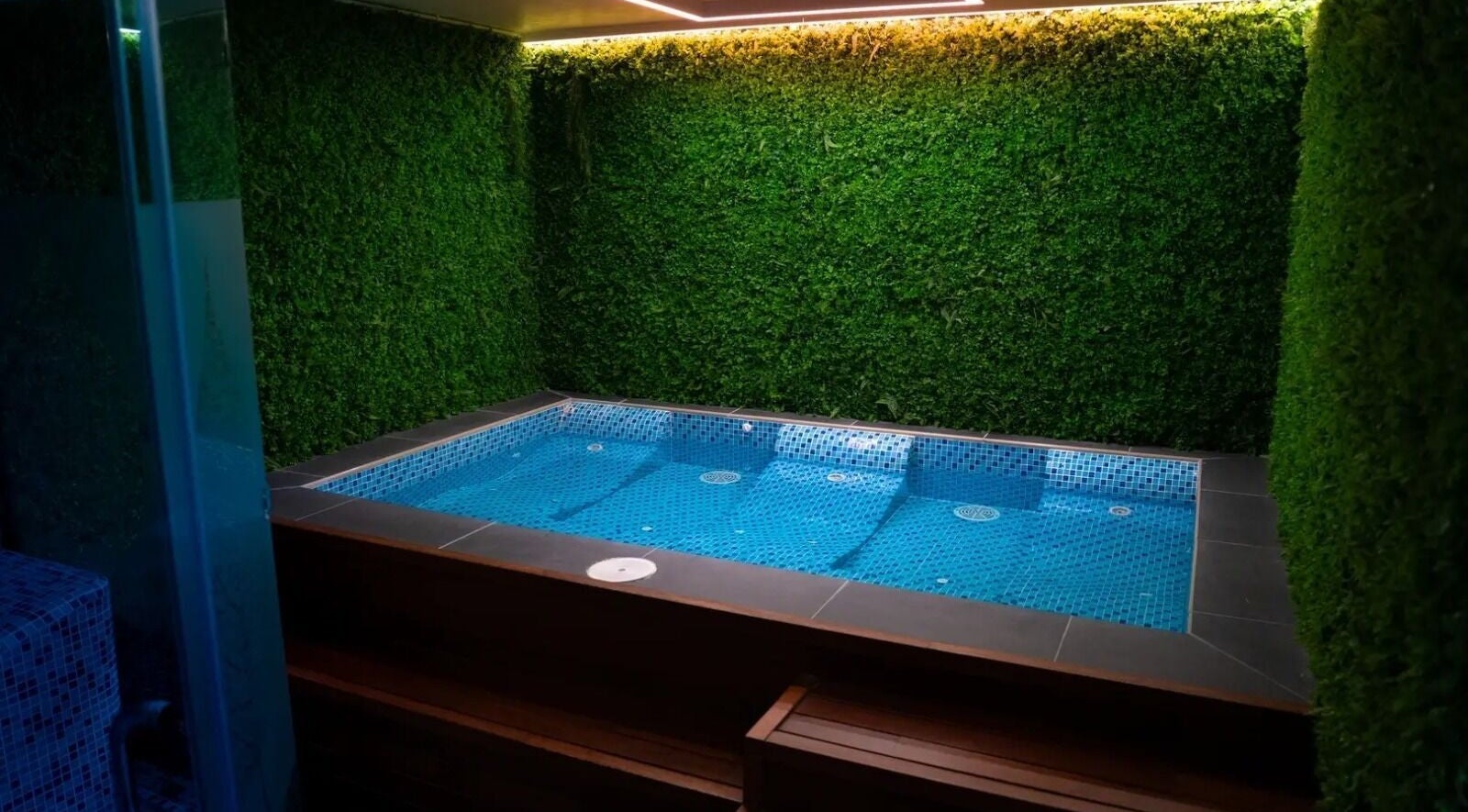Relaxing indoor pool at Spartan Fitness & Spa District, al janabiyah, Al-muḥāfaẓat Aš-šamālīyah, BH.