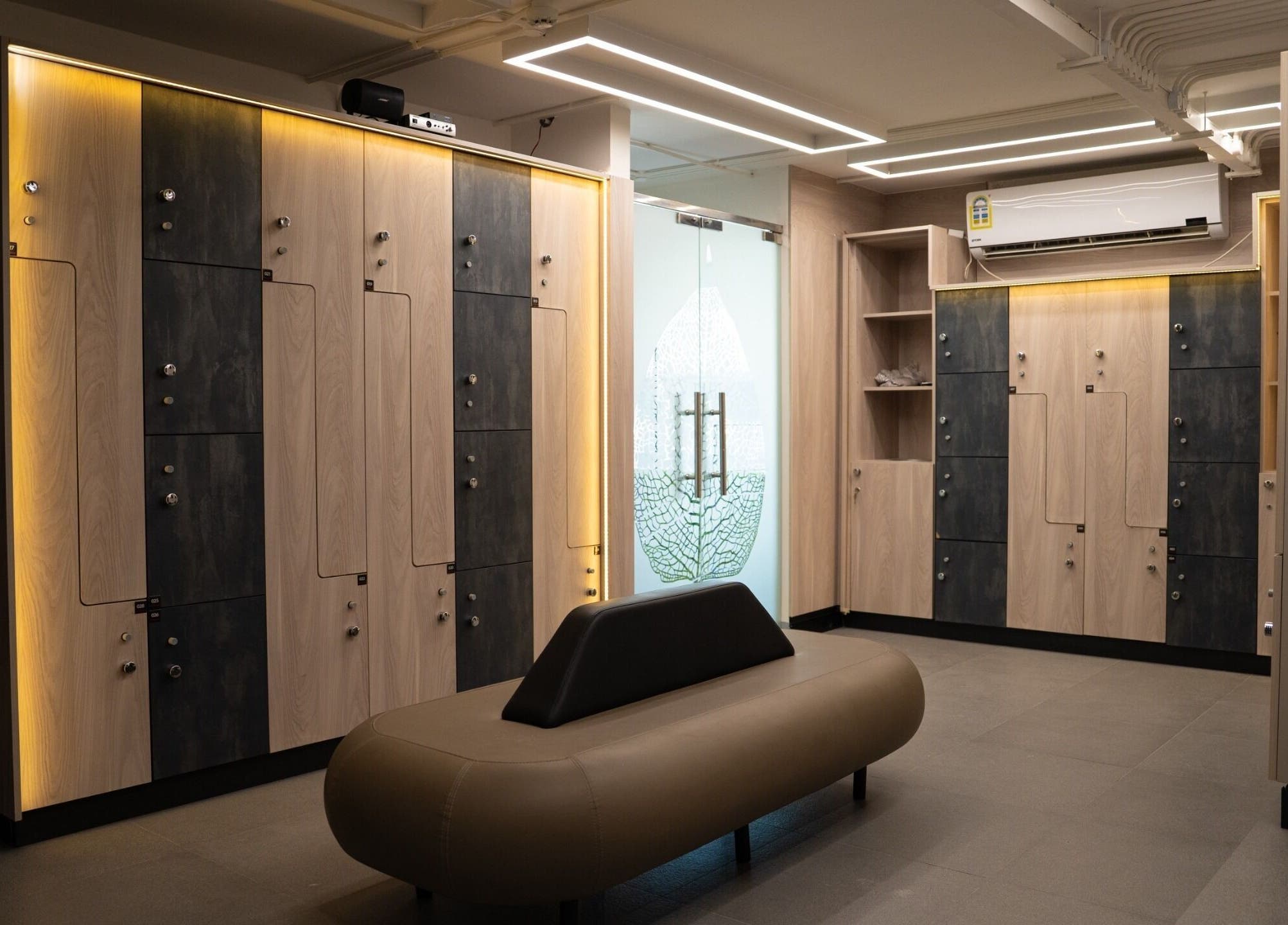Modern locker room at Spartan Fitness & Spa District, al janabiyah, Al-muḥāfaẓat Aš-šamālīyah, BH.