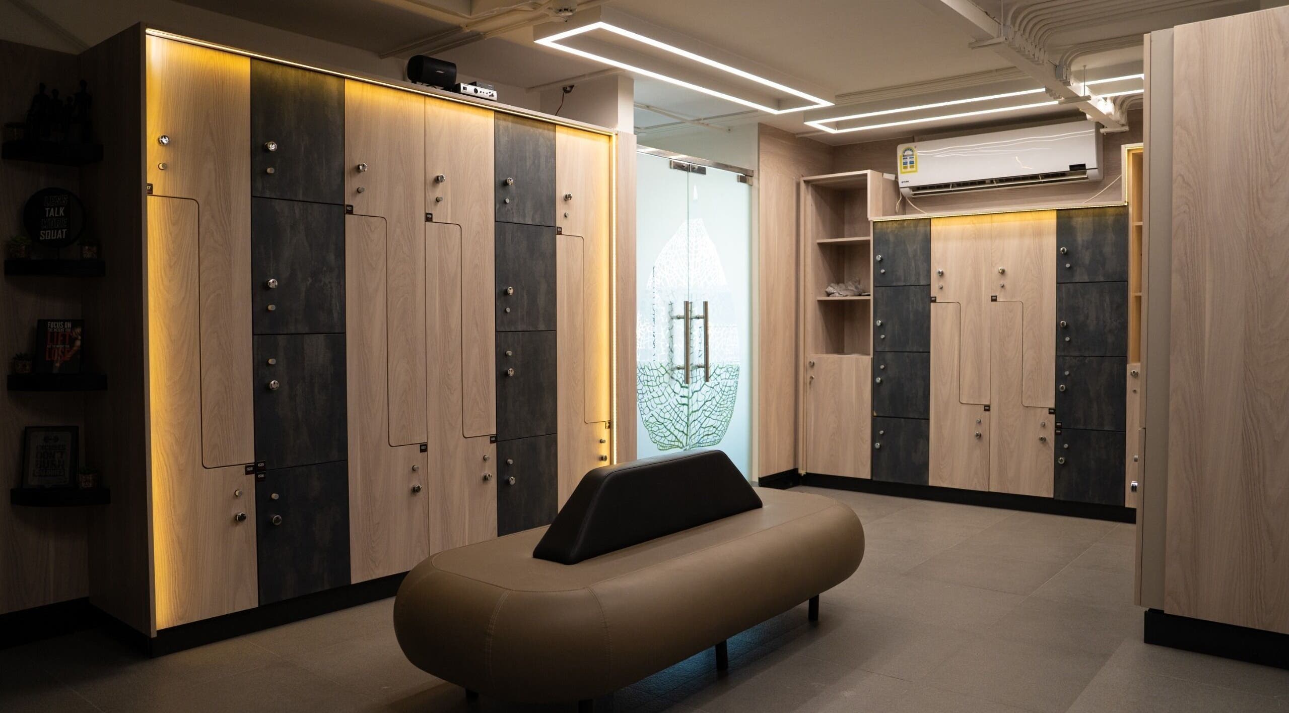 Modern locker room at Spartan Fitness & Spa District, al janabiyah, Al-muḥāfaẓat Aš-šamālīyah, BH.