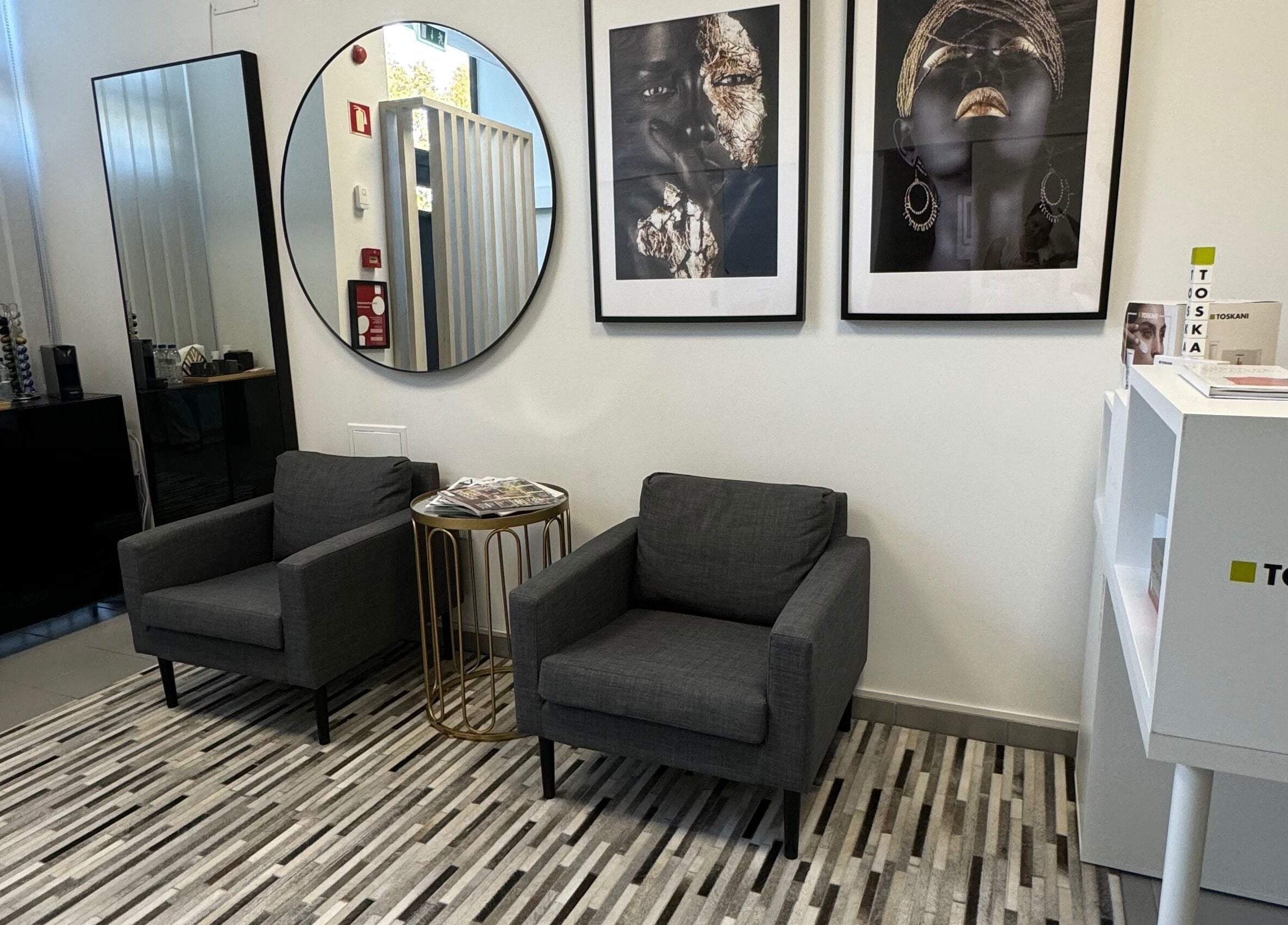 Sala de espera elegante em Lorrana Cardoso - Estética Avançada, Moscavide, Lisboa, PT com decoração moderna.