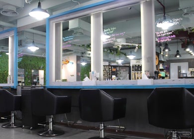 THT - That Hair Tho salon in Dubai features stylish salon mirrors and chairs for a modern beauty experience.
