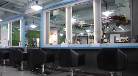 THT - That Hair Tho salon in Dubai features stylish salon mirrors and chairs for a modern beauty experience.