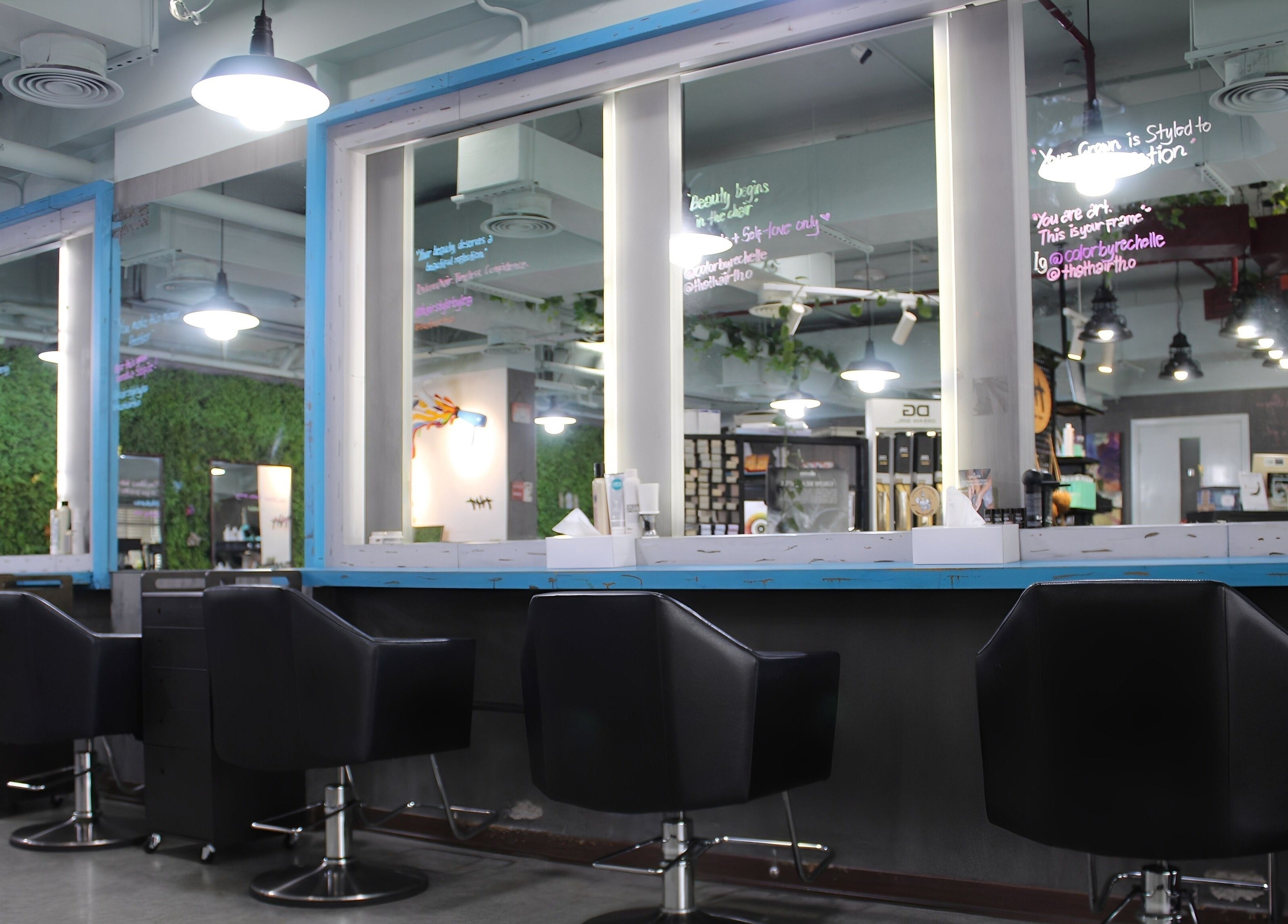 Modern salon interior at THT - That Hair Tho, Dubai, Dubai, AE with stylish seating and mirrors.