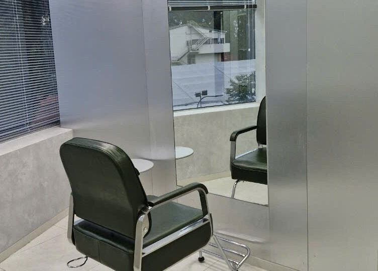 Modern salon chair setup at LEEKAJA Diamond Plaza, Hồ Chí Minh, Hồ Chí Minh, VN.