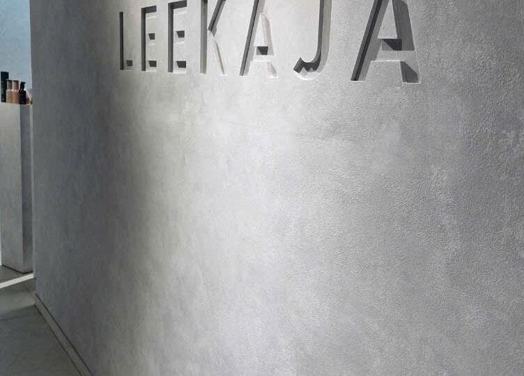 Stylish wall with 'LEEKAJA' embossed at Diamond Plaza, Hồ Chí Minh, offering a chic beauty experience.