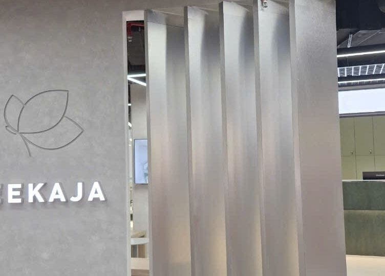 Entrance of LEEKJAJA Diamond Plaza in Hồ Chí Minh, VN, showcasing modern design elements.