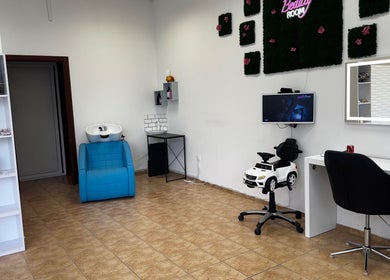 Интериор на Kim Beauty Salon в София, Област София, BG със стилен дизайн и удобства.