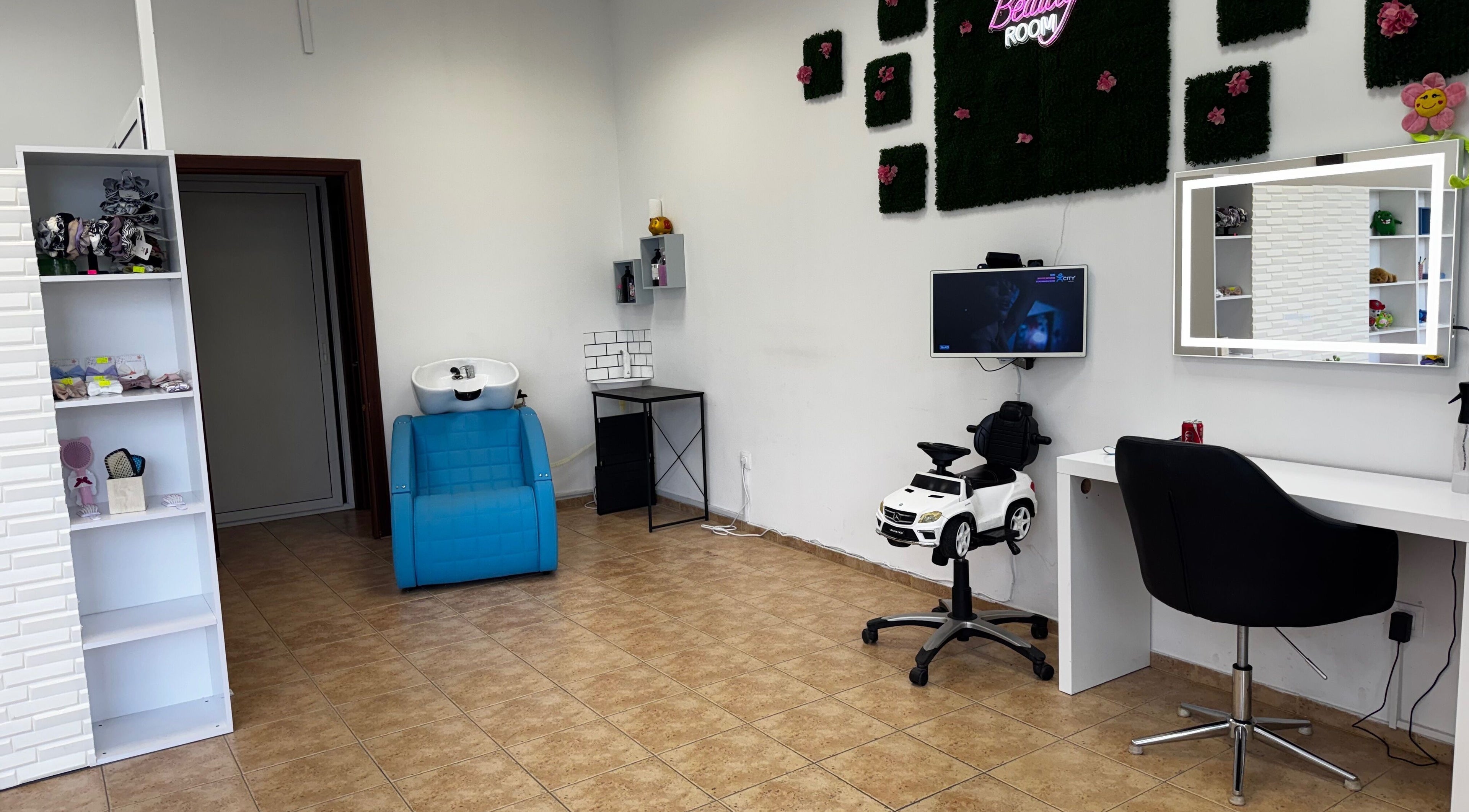 Интериор на Kim Beauty Salon в София, Област София, BG със стилен дизайн и удобства.