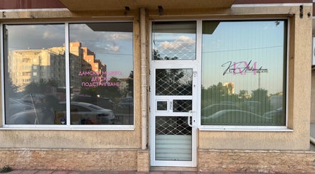 Фасада на Kim Beauty Salon, София, Област София, BG, с големи прозорци и модерно лого.