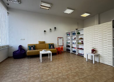 Уютен салон в Kim Beauty Salon, София, Област София, BG с модерен интериор и удобни мебели.