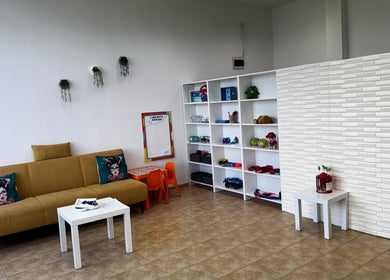 Модерна чакалня в Kim Beauty Salon, София, Област София, BG с удобна мебелировка и декор.