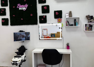 Модерен салон с огледала и декор в Kim Beauty Salon, София, Област София, BG.