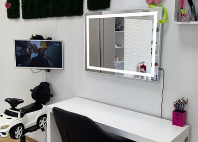 Модерен салон за красота с огледало и детски стол в Kim Beauty Salon, София, Област София, BG.