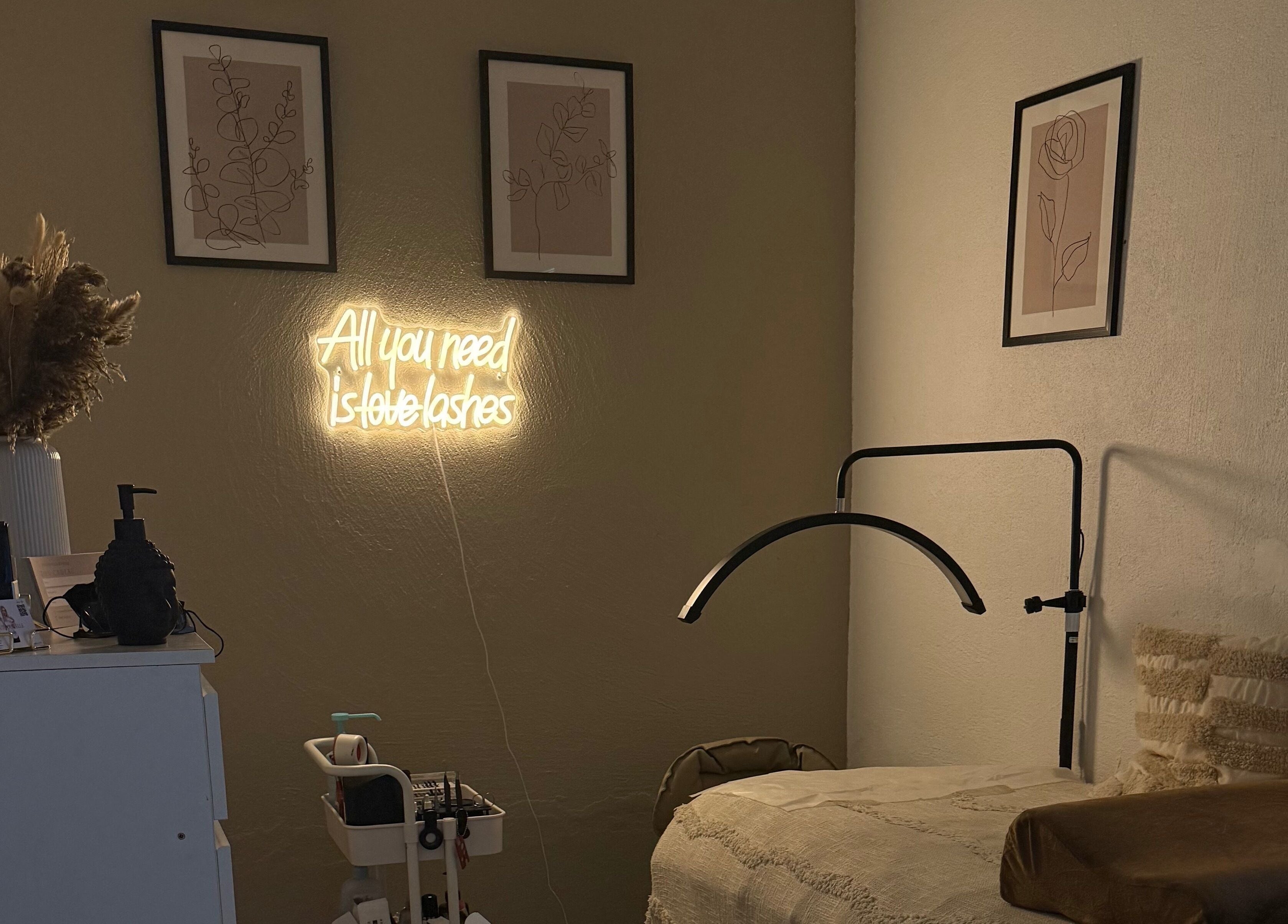 Intérieur apaisant de Tout Pour Elle By Chloé, Le Fouilloux, Nouvelle-Aquitaine, FR, avec déco moderne.