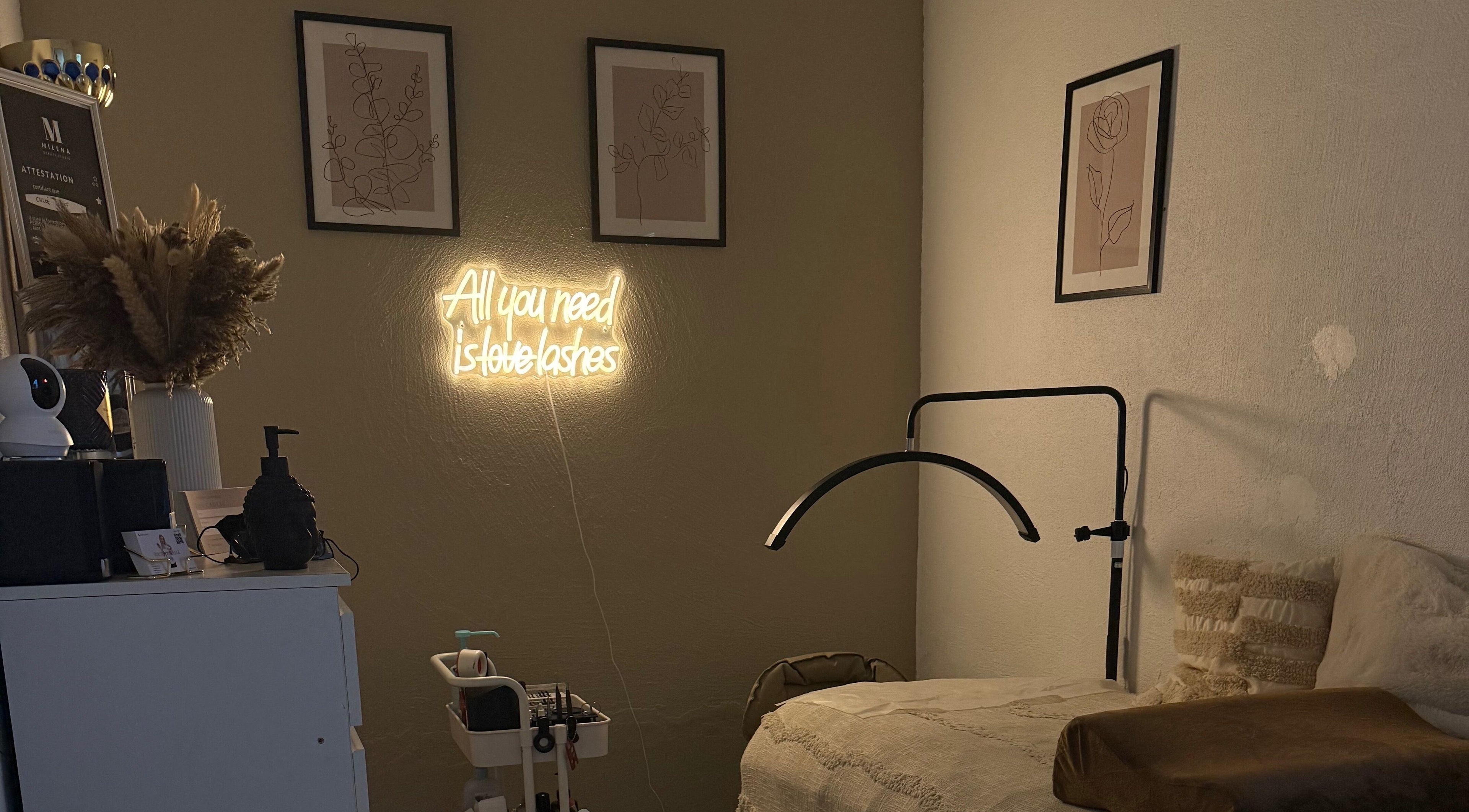 Intérieur apaisant de Tout Pour Elle By Chloé, Le Fouilloux, Nouvelle-Aquitaine, FR, avec déco moderne.