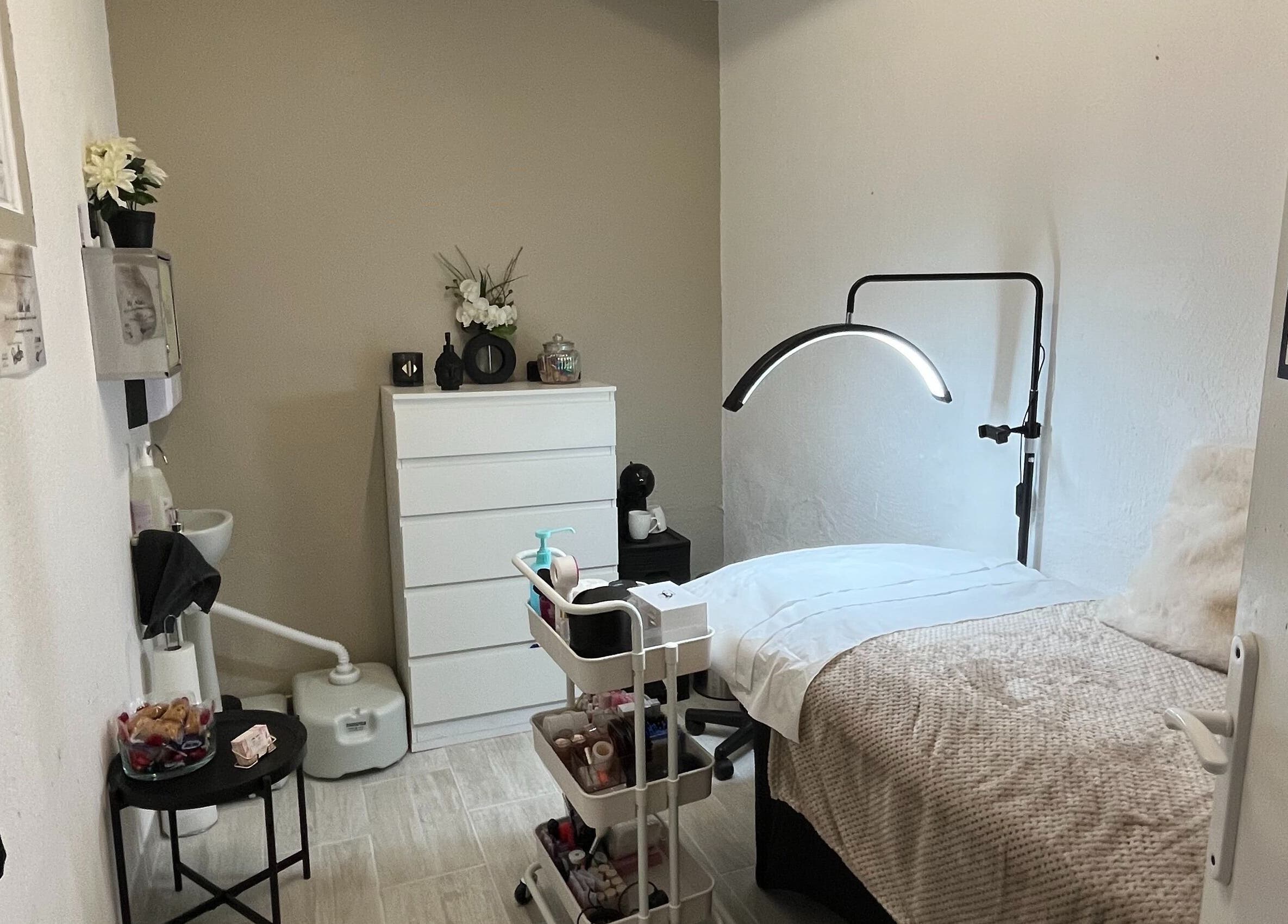 Salle de soins élégant chez Tout Pour Elle By Chloé à Le Fouilloux, Nouvelle-aquitaine, FR.