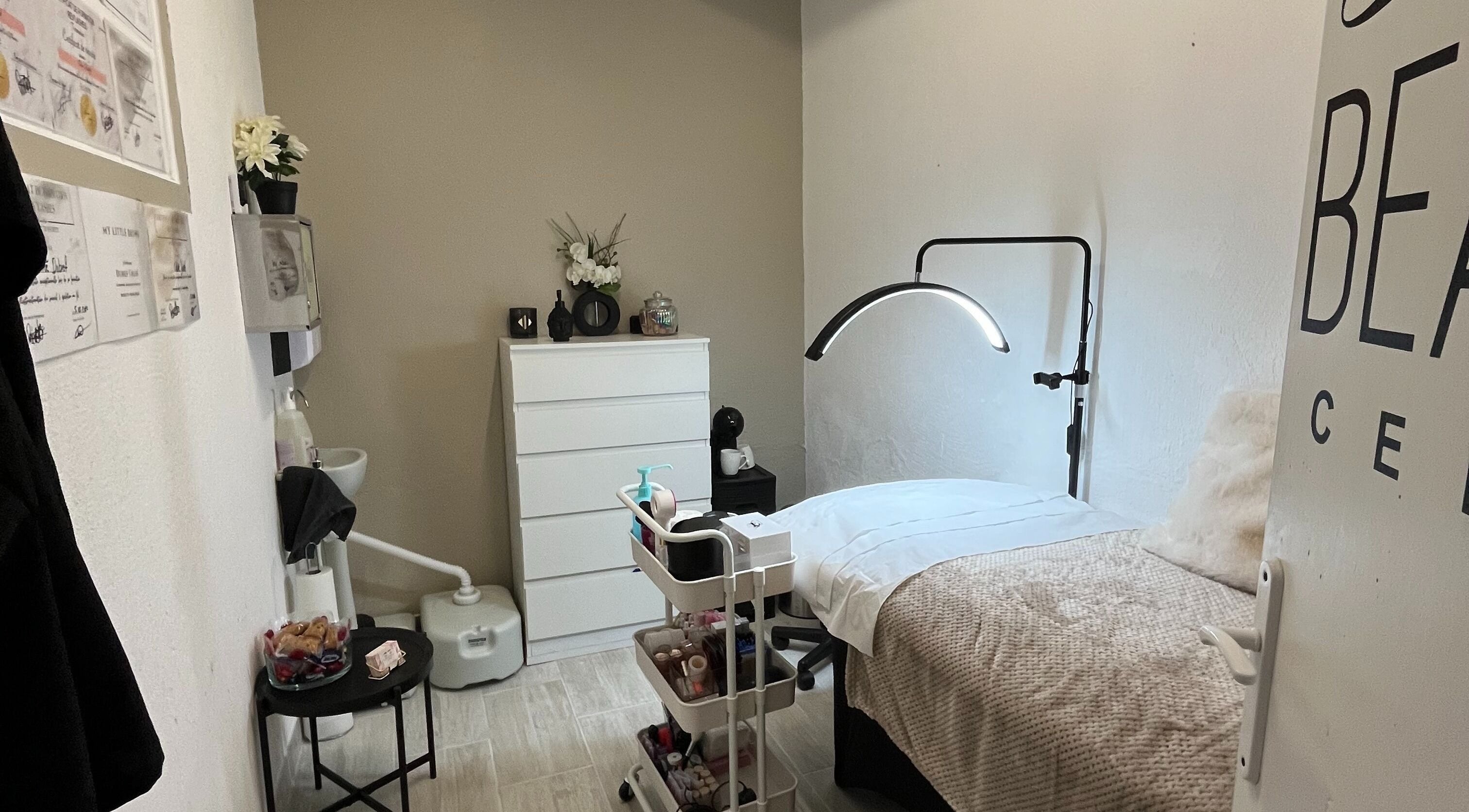 Salle de soins élégant chez Tout Pour Elle By Chloé à Le Fouilloux, Nouvelle-aquitaine, FR.