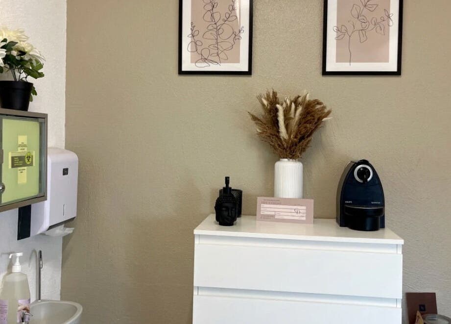 Décor minimaliste de Tout Pour Elle By Chloé à Le Fouilloux, Nouvelle-Aquitaine, FR avec illustrations murales.