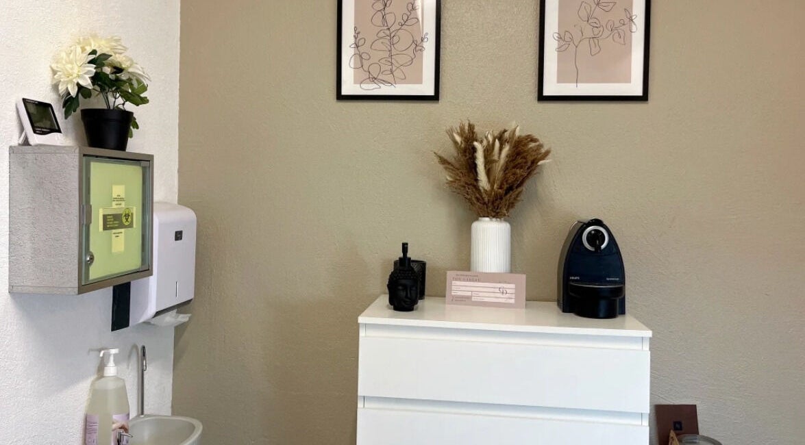 Décor minimaliste de Tout Pour Elle By Chloé à Le Fouilloux, Nouvelle-Aquitaine, FR avec illustrations murales.