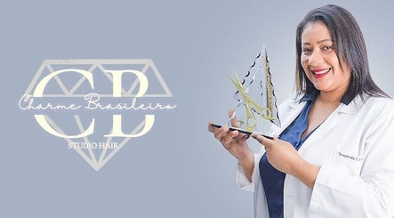 Profissional premiada sorrindo no estúdio Charme Brasileiro em Viseu, ANDRELIFAIFER, Portugal, PT.