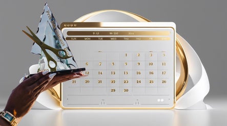 Prêmio em mãos na ANDRELIFAIFER, Viseu, Portugal, PT, com calendário dourado ao fundo.