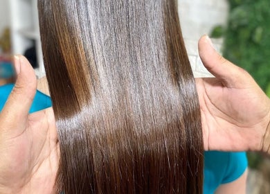 Cabelo liso e brilhante tratado no ANDRELIFAIFER, Viseu, Portugal, PT, destacando cuidado profissional.