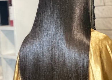 Cabelo liso e brilhante no salão ANDRELIFAIFER em Viseu, Portugal, PT, destacando cuidados capilares excepcionais.