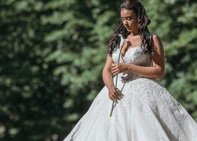 Noiva em vestido branco elegante no local ANDRELIFAIFER, Viseu, Portugal, PT, cercada por natureza exuberante.
