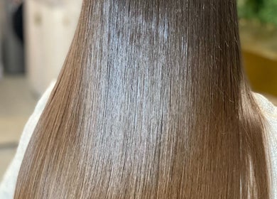 Cabelo liso e saudável em destaque no salão ANDRELIFAIFER em Viseu, Portugal, PT.