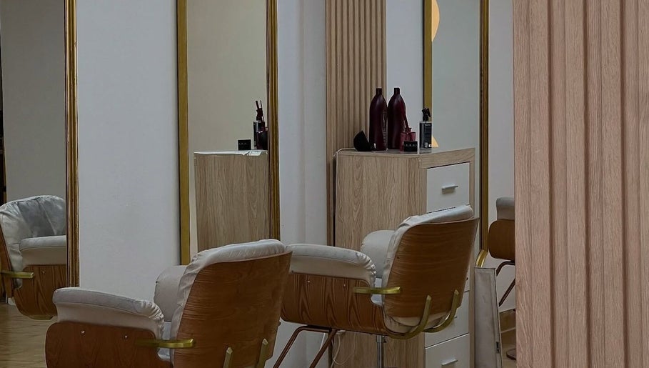 Espaço de beleza moderno em ANDRELIFAIFER, Viseu, Portugal, PT. Espelhos e cadeiras elegantes para uma experiência relaxante.