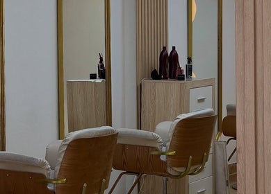 Espaço de beleza moderno em ANDRELIFAIFER, Viseu, Portugal, PT. Espelhos e cadeiras elegantes para uma experiência relaxante.