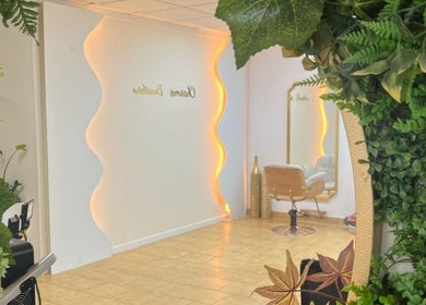 Espaço ANDRELIFAIFER em Viseu, Portugal, PT, com design moderno e decoração verde exuberante.