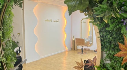 Espaço ANDRELIFAIFER em Viseu, Portugal, PT, com design moderno e decoração verde exuberante.