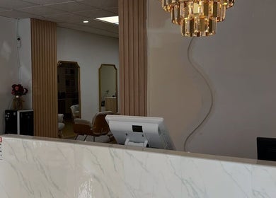Recepção elegante no ANDRELIFAIFER em Viseu, Portugal, PT com decoração moderna e luminária estilosa.
