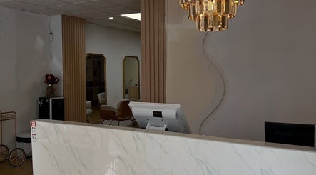 Recepção elegante no ANDRELIFAIFER em Viseu, Portugal, PT com decoração moderna e luminária estilosa.