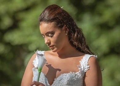 Uma mulher em vestido de noiva segurando uma flor em ANDRELIFAIFER, Viseu, Portugal, PT.